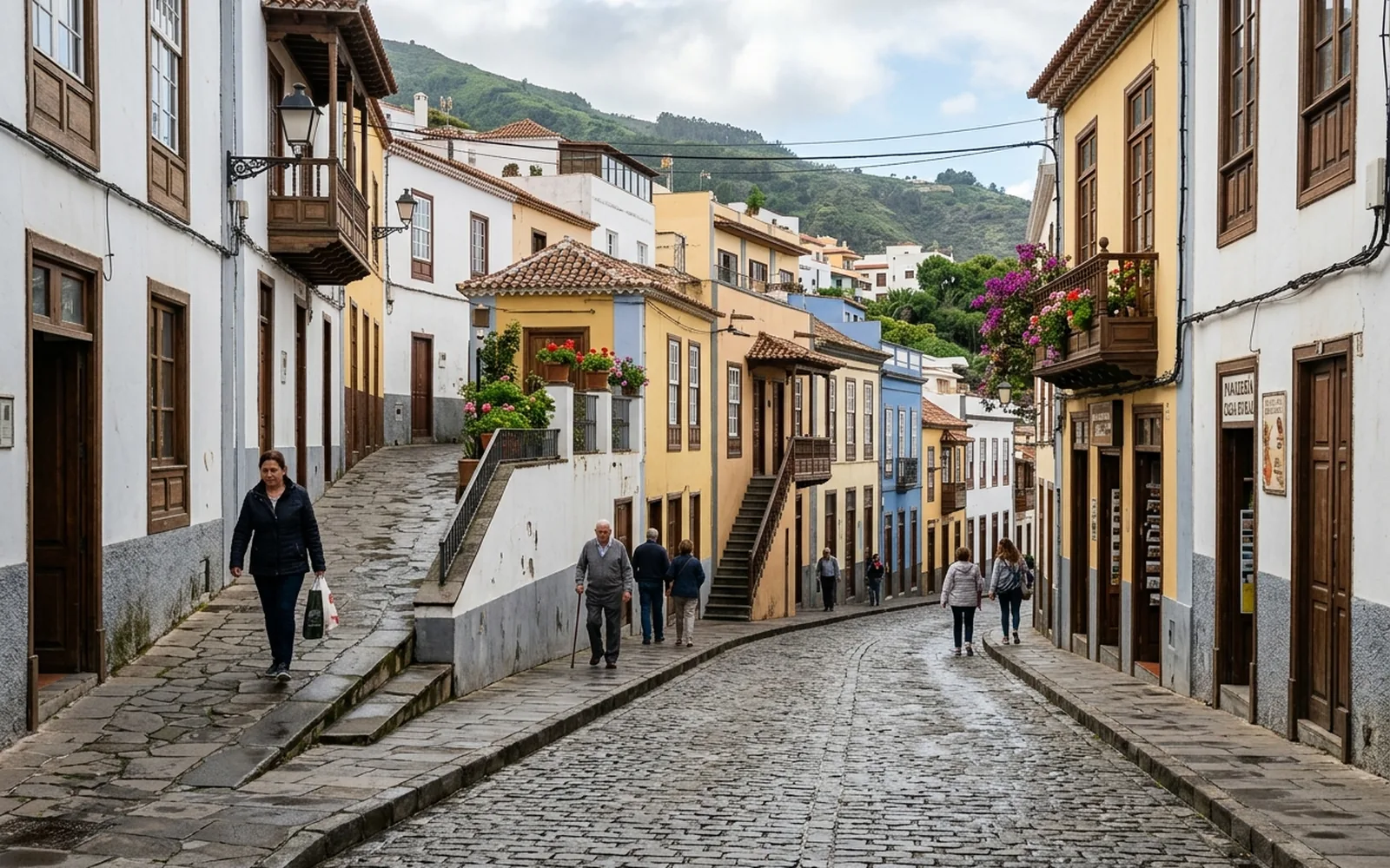 Alineación de fachadas siguiendo la rasante de una calle canaria
