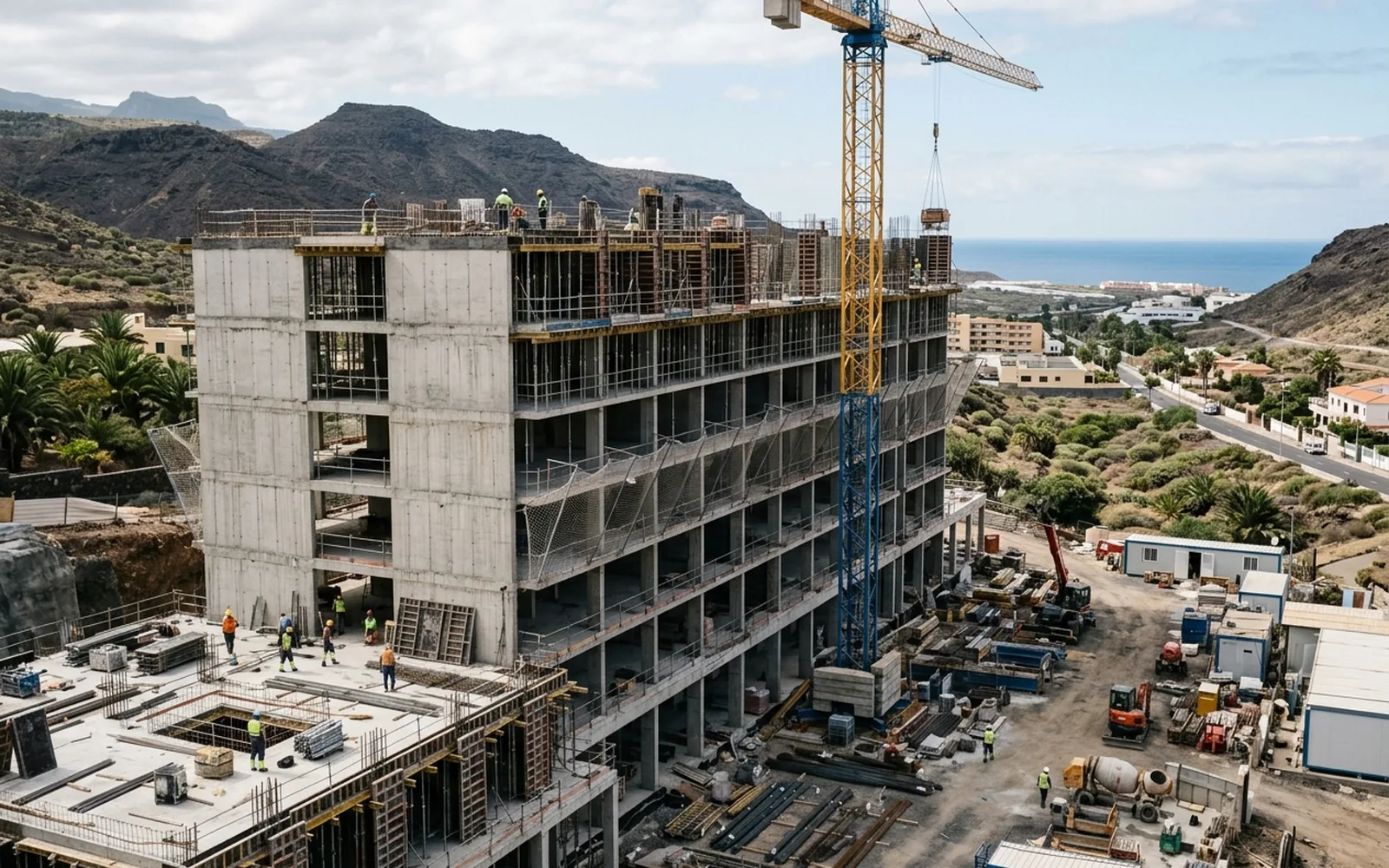 Obra nueva en construcción con forjados y grúa