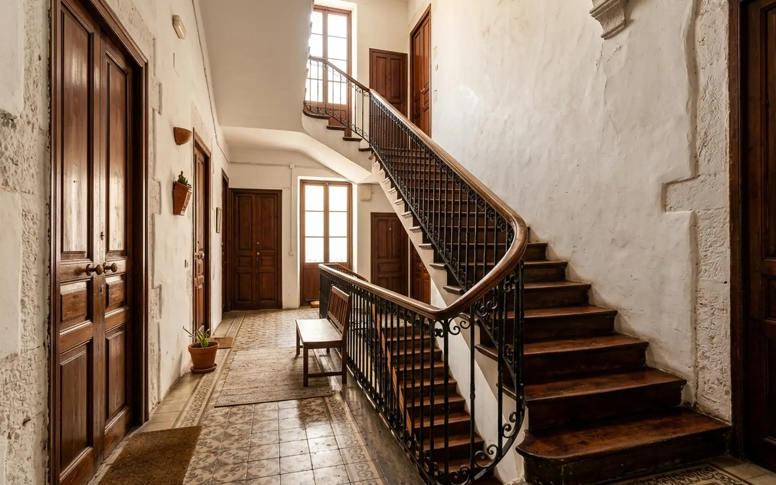 Portal y escalera de un edificio residencial canario con varias viviendas