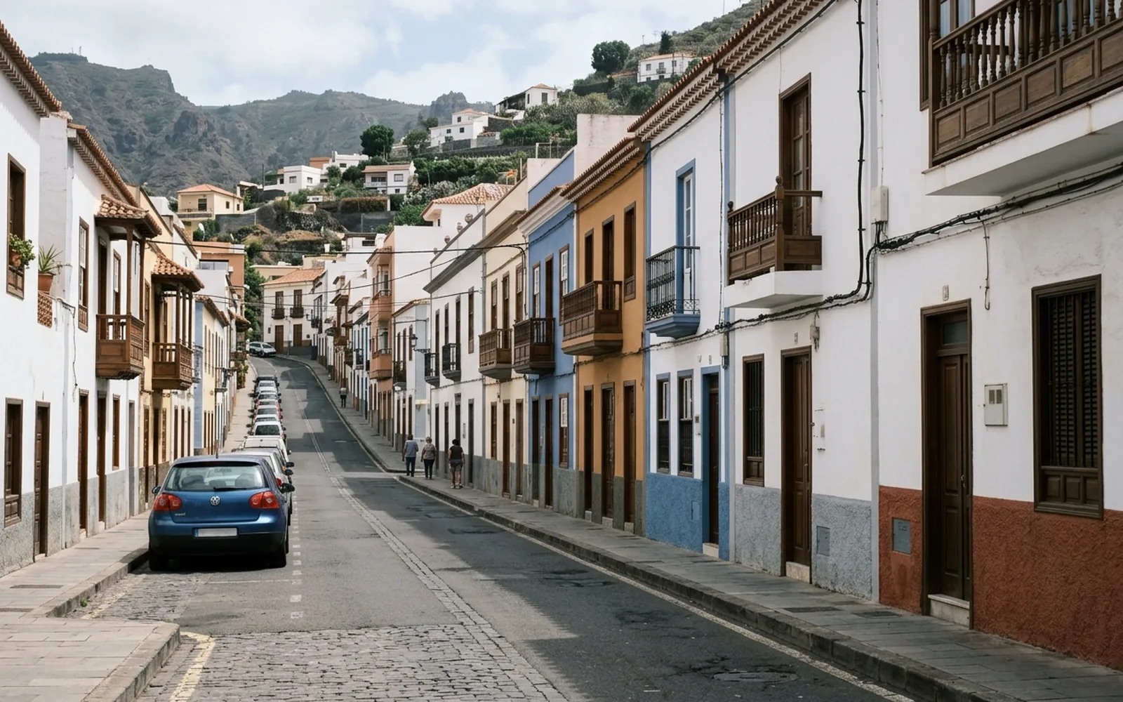 Calle en pendiente con fachadas alineadas siguiendo la rasante